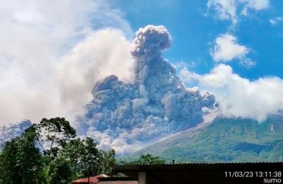 外媒：印尼默拉皮火山发生喷发 当地政府正持续监测