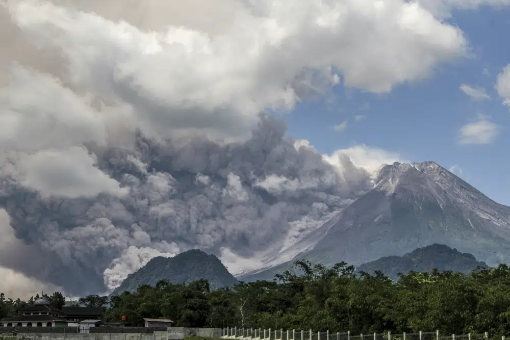 外媒：印尼默拉皮火山发生喷发 当地政府正持续监测